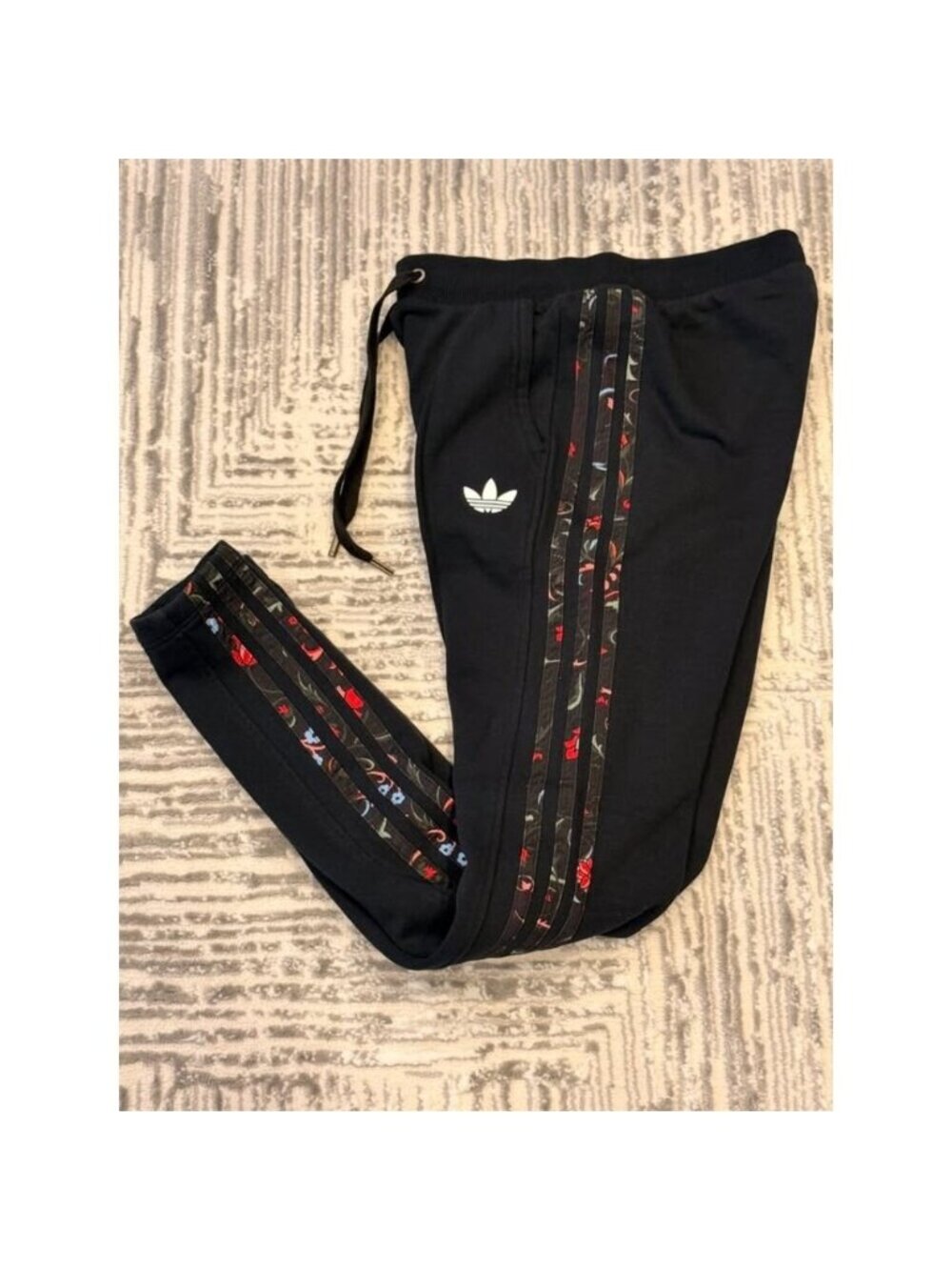 NEW Adidas women's XS Black/Floral 3-stripe tapered leg sweatpants MSRP $80
